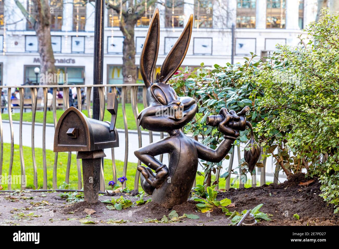 Bugs Bunny Skulptur in Leicester Square, eine der Szenen in The Square Skulpturen, London, UK Stockfoto