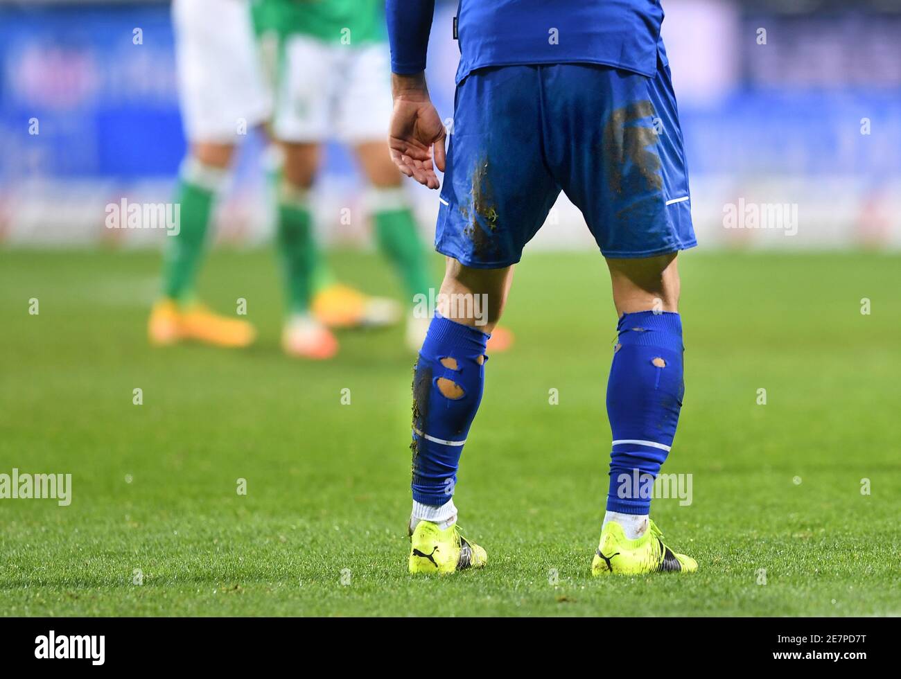 Bremen, Deutschland. Januar 2021. Fußball: Bundesliga, Werder Bremen - FC Schalke 04, Matchday 19. Die Socken von Schalkes Benjamin Strambouli mit einigen Löchern. Kredit: Carmen Jaspersen/dpa - WICHTIGER HINWEIS: Gemäß den Bestimmungen der DFL Deutsche Fußball Liga und/oder des DFB Deutscher Fußball-Bund ist es untersagt, im Stadion und/oder des Spiels aufgenommene Fotos in Form von Sequenzbildern und/oder videoähnlichen Fotoserien zu verwenden oder zu verwenden./dpa/Alamy Live News Stockfoto