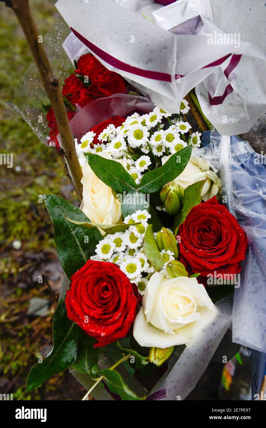 Blumen und Ehrungen am Tatort eines tödlichen Motorrades Absturz auf dem Centenery Way in Rotherham Stockfoto