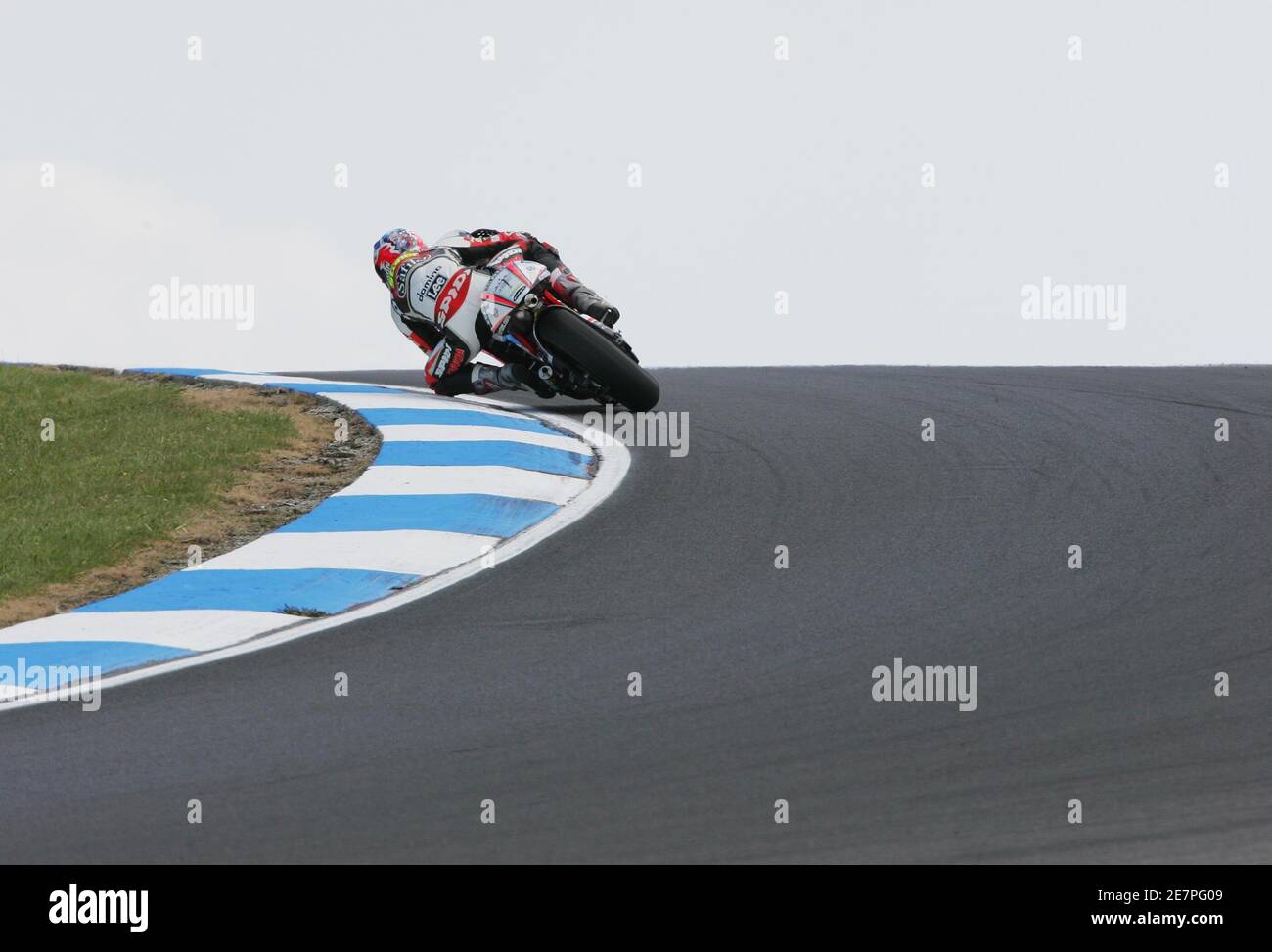 250er Fahrer Casey Stoner Australiens reitet seine Aprilia im Zeittraining  beim australischen Motorrad Grand Prix auf Phillip Island-Rennstrecke in  der Nähe von Melbourne 15. Oktober 2005. Stoner auf Pole in 1:32.756 gefolgt