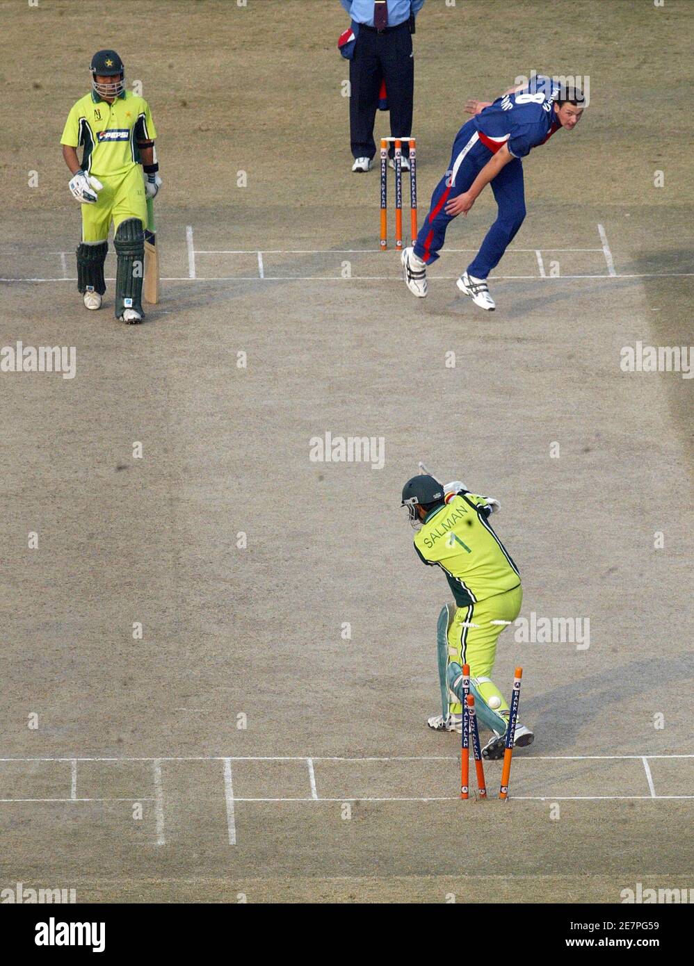 Pakistan Öffnung Schlagmann Salman Po ist von England Pacer Steve Harmison (Top-R) während die fünfte und letzte eintägigen internationalen Cricket-Spiel von der fünf-Match-Serie in Rawalpindi, Pakistan 21. Dezember 2005 rollte REUTERS/Faisal Mahmood Stockfoto