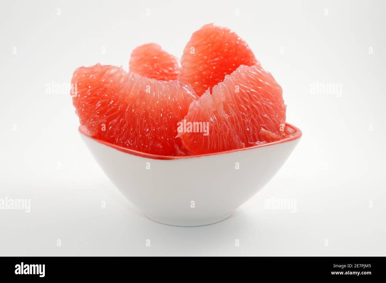 Saftige rote Grapefruit Scheiben in einer Schüssel auf einem weißen Hintergrund Stockfoto