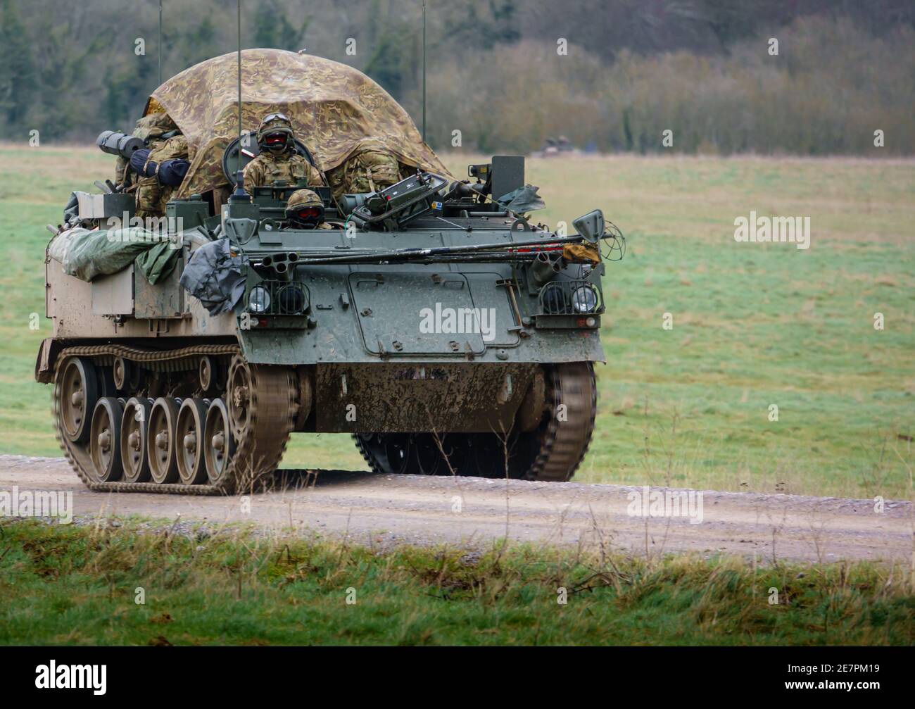 FV430 in Bewegung, voll beladen mit Truppe bergens unter einer Planenabdeckung Stockfoto