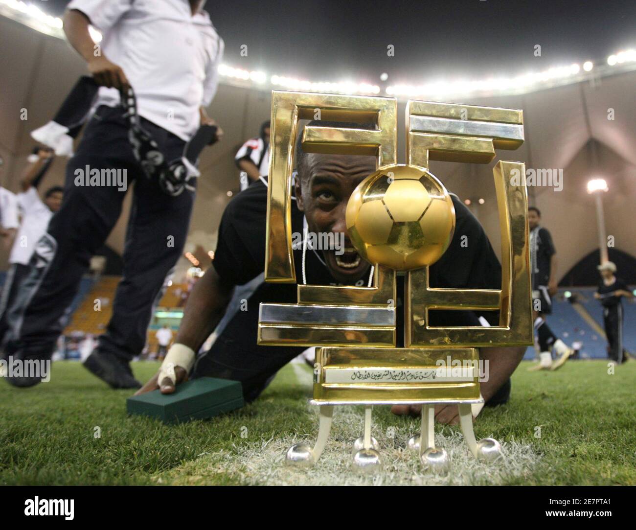 Al Shabab Spieler feiern mit dem saudischen König Abdullah Cup nach dem Sieg über Al Itihad im abschließenden Fußballspiel in Riad 14. Mai 2008.  REUTERS/Fahad Shadeed (SAUDI Arabien) Stockfoto