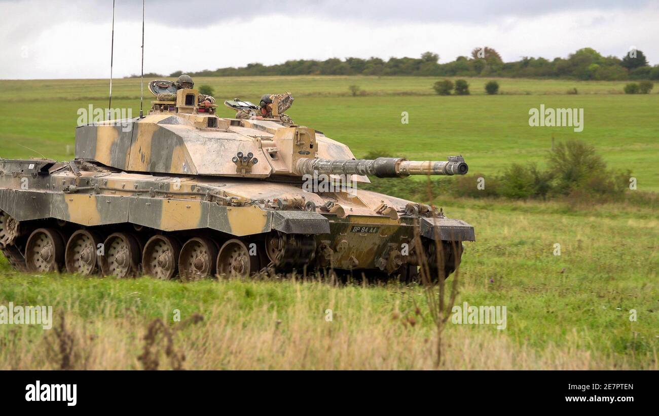 British Army Challenger 2 Hauptkampfpanzer demonstriert Feuerkraft auf Salisbury Plain Military Training Ground, Wiltshire Stockfoto