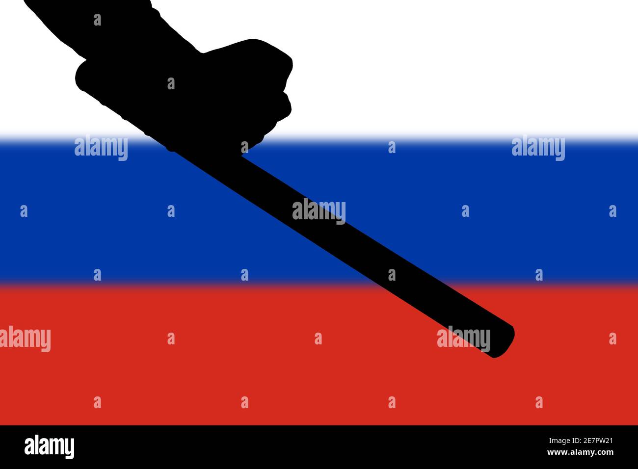Hand mit Polizei Tonfa Gummistock Silhouette und verschwommen russisch Flagge im Hintergrund - gewalttätiges Konzept der Aufstandskontrolle Stockfoto