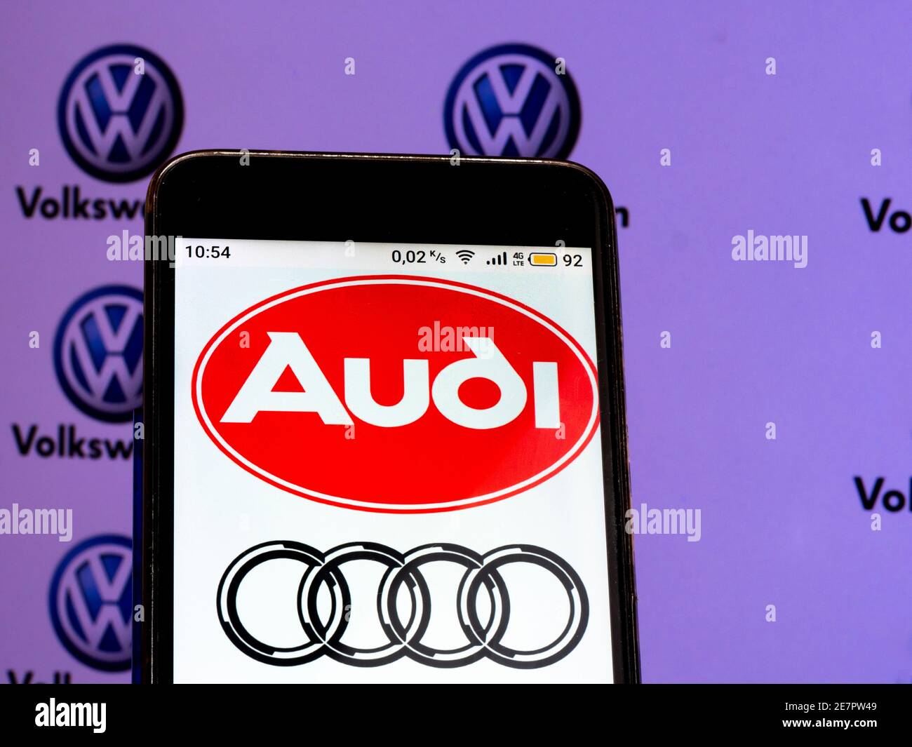 In dieser Abbildung wird ein Audi Logo auf einem Smartphone angezeigt. Stockfoto