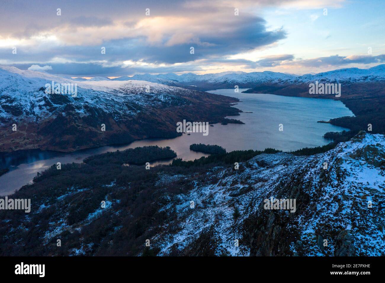 Ben A'an und Loch Katrine, Loch Lomond und Trossachs National Park, Schottland, Großbritannien. Januar 2021. Im Bild: Auf Schottlands Berggipfeln bleiben eisige Temperaturen mit dem leeren Gipfel des Ben A'an während der Phase-4-Sperre und Schnee bedeckt seinen Gipfel noch immer mit der Kulisse von Loch Katrine und den umliegenden Bergen des Nationalparks in der Ferne. Mehr Eis und Schnee werden prognostiziert. Quelle: Colin Fisher/Alamy Live News Stockfoto