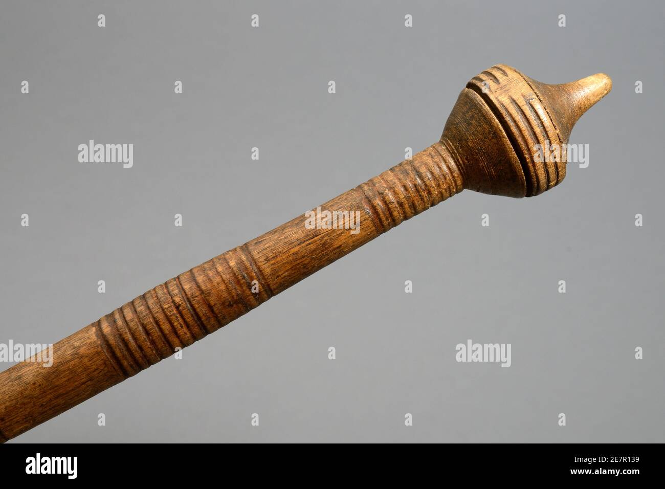 Alte alte Holzspindel auf grauem Hintergrund Stockfoto