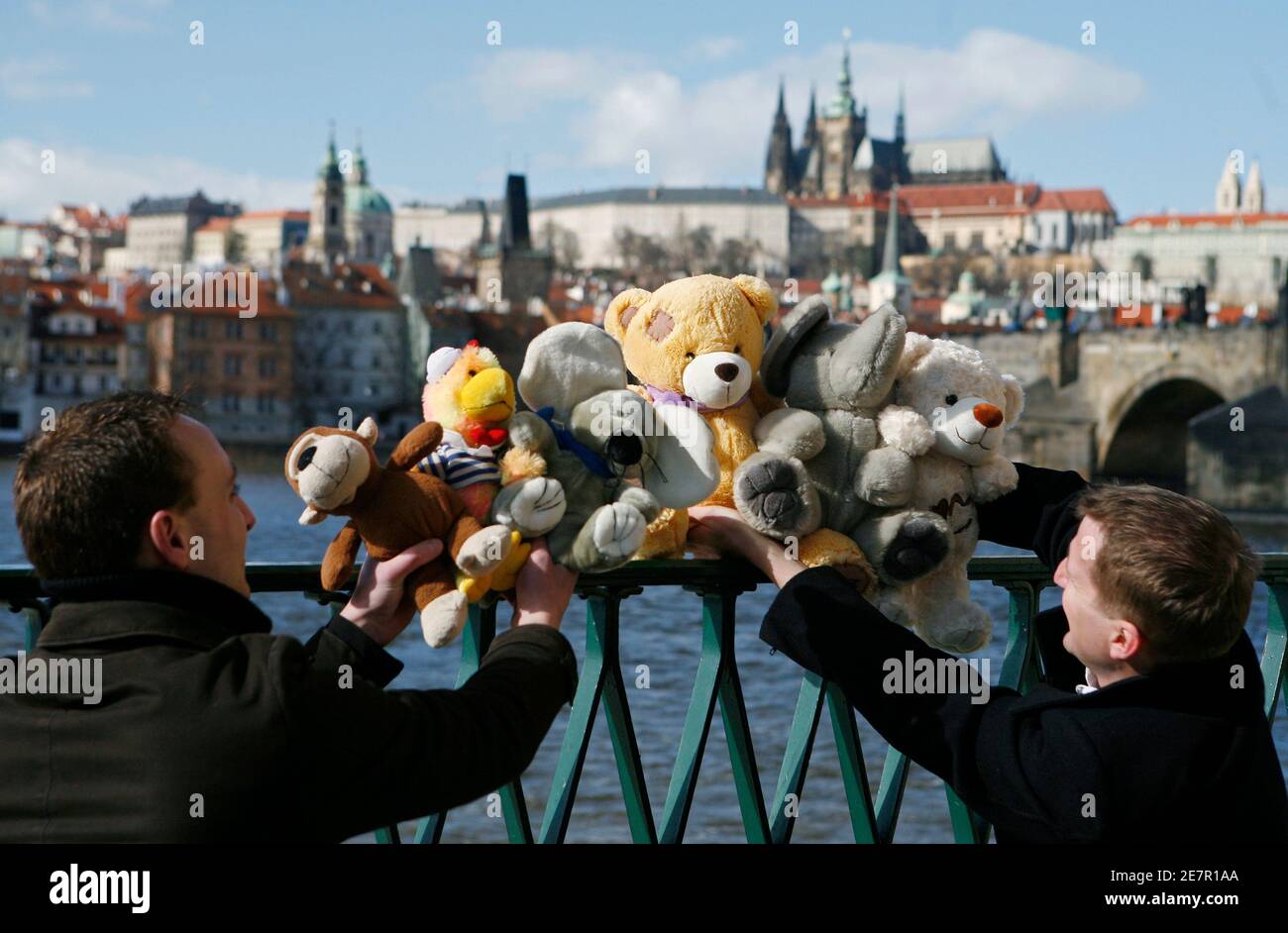 Assistenten von einem Reisebüro richten Sie Plüschtiere vor der Prager Burg  in Prag 27. Februar 2010. Das neugeformte Tschechische Reisebüro bietet  geführte Ausflüge für verwöhnte Spielzeug. Schicken sie Ihr Lieblingstier  und sie