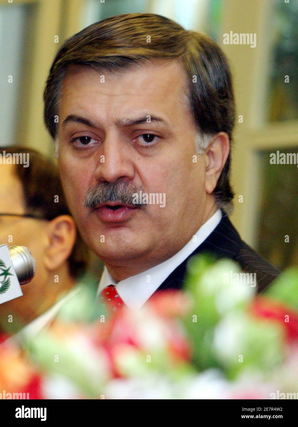 Pakistans Handelsminister Humayun Akhtar Khan Gesten während einer Pressekonferenz in Islamabad 18. Juli 2006. Pakistan werde bis Ende 2006 Freihandelsabkommen (FTA) mit Singapur, China und Malaysia unterzeichnen, sagte Khan am Dienstag. REUTERS/Faisal Mahmood (PAKISTAN) Stockfoto
