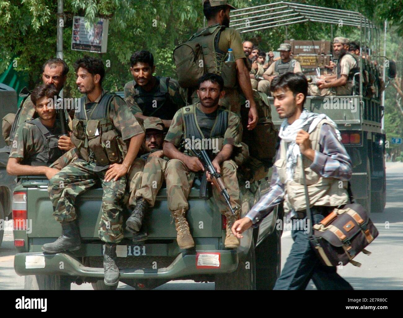Pakistanische Kommandos zurück nach Erstürmung der Lal Masjid oder rote Moschee in Islamabad, 11. Juli 2007. Pakistanische Sicherheitskräfte sicherte sich eine Moschee und Schulkomplex in Islamabad am Mittwoch, Schnupfen, die letzten Widerstandsnester einen Tag nach einem Angriff, der eine rebellische Kleriker und mehr als 50 Aktivisten getötet.  REUTERS/Faisal Mahmood(PAKISTAN) Stockfoto