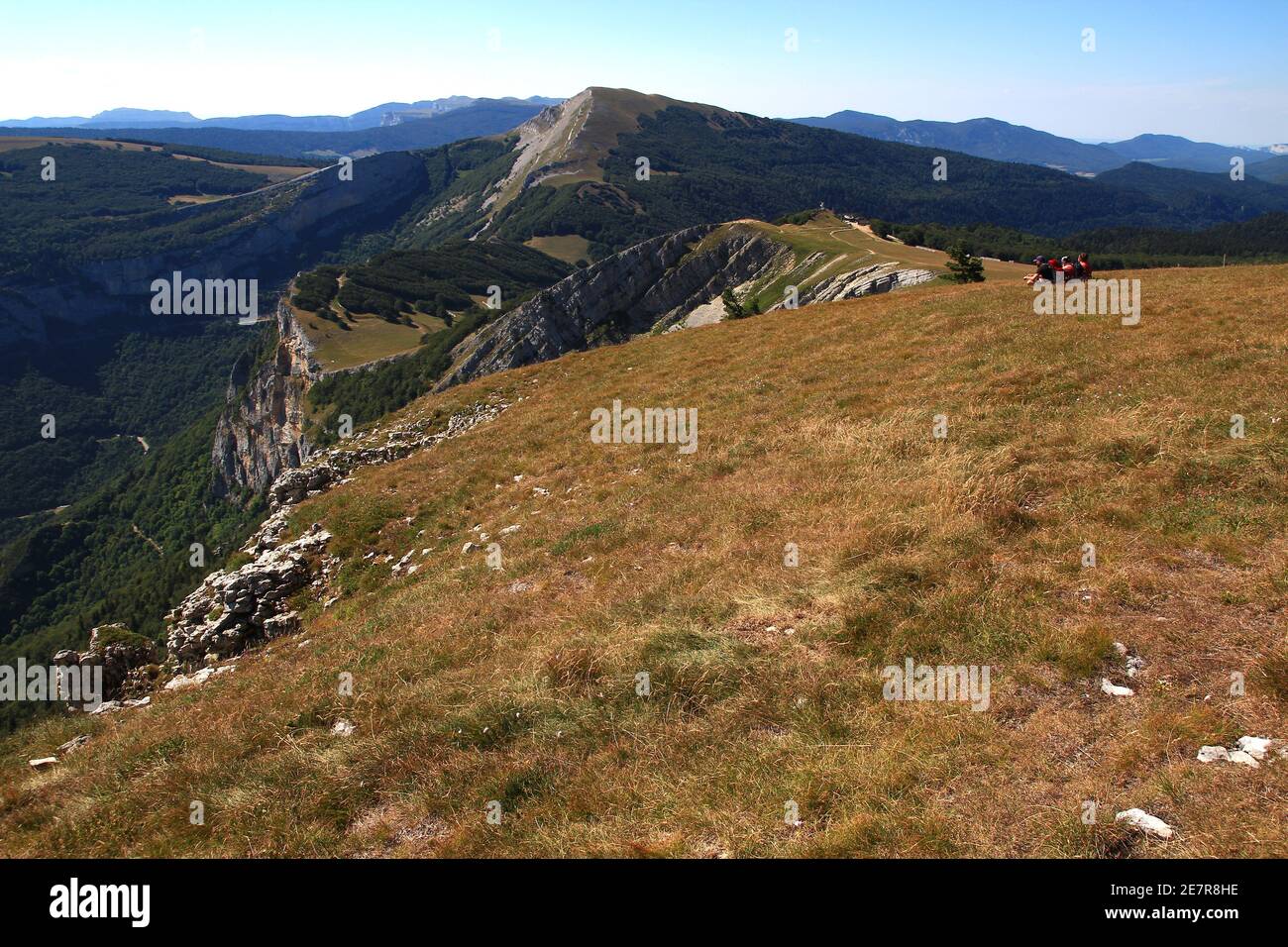Wanderer genießen die Aussicht von der Hochebene de Beure an einem Julinachmittag (Vercors, Frankreich). Stockfoto