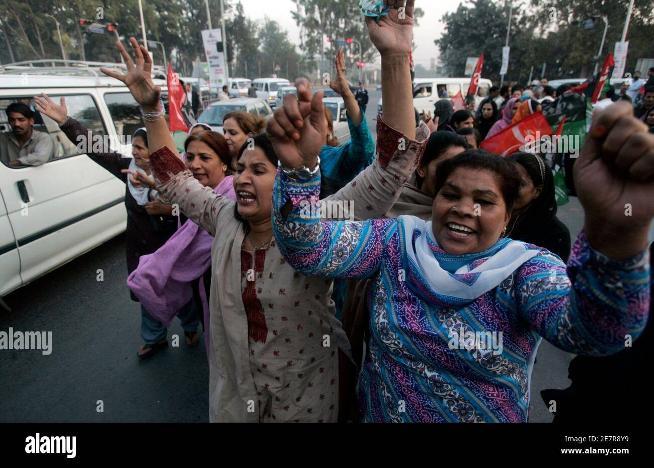 Unterstützer von der Pakistan Peoples Party (PPP) singen Parolen gegen Ausnahmezustand während einer Protestaktion in Islamabad 17. November 2007. US-Botschafter John Negroponte traf Präsident Pervez Musharraf am Samstag, um Druck auf ihn zu zwei-Woche-alten Ausnahmezustand zu widerrufen und Frieden mit Oppositionsführerin Benazir Bhutto.  REUTERS/Faisal Mahmood (PAKISTAN) Stockfoto
