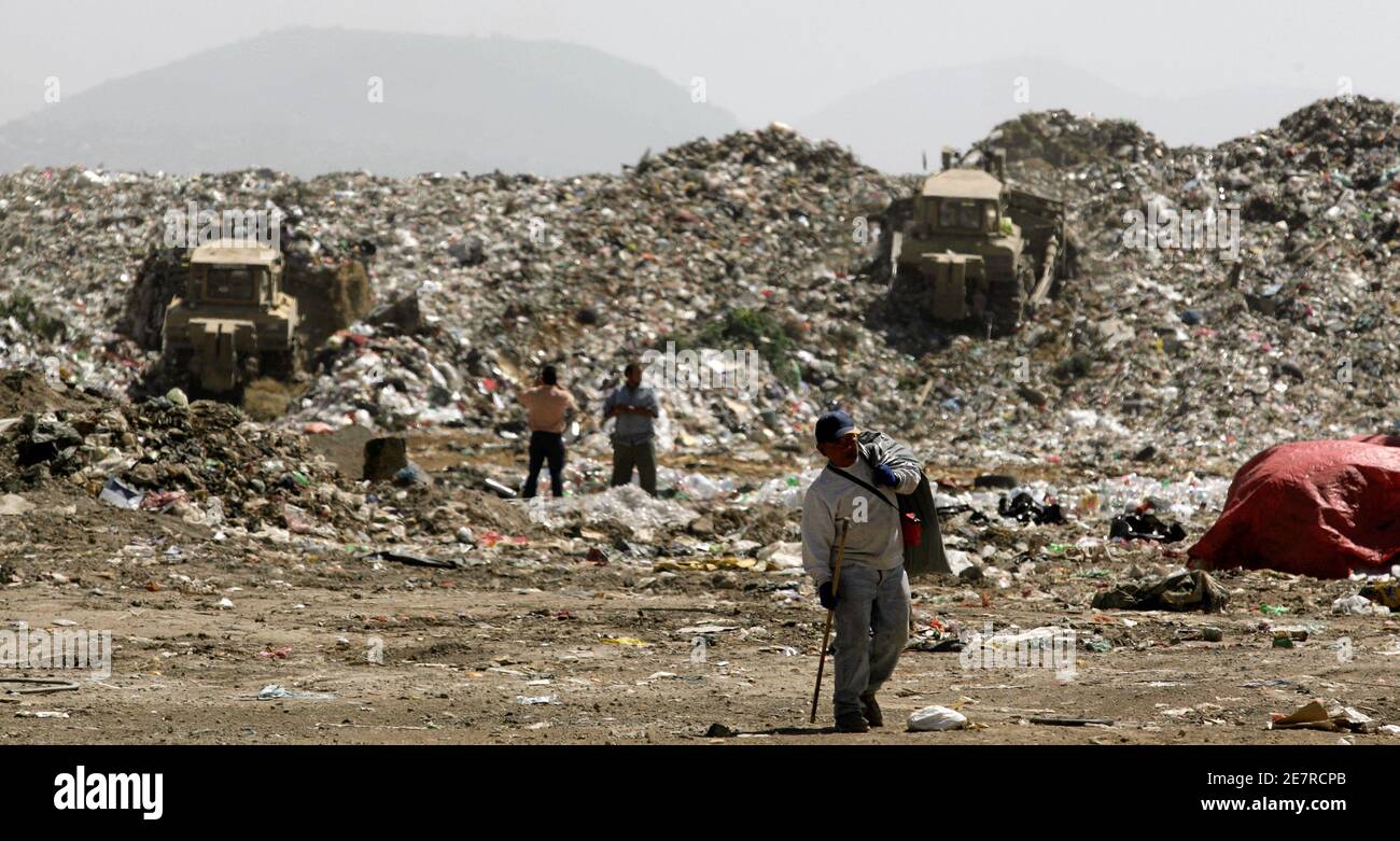 Ein Mitarbeiter Arbeitet An Der Nezahualcoyotl Mulldeponie In Mexiko Stadt 6 Februar 09 Mexiko Stadt Ist Eine Krise Uber Wohin Mit Seinen Mull Genug Zu Fullen Vier Sportstadien Pro Jahr Mit Seinen Weitlaufigen Dump Bereits Prall Ein Mitarbeiter Arbeitet An Der Nezahualcoyotl Mulldeponie In Mexiko Stadt 6 Februar 09 Mexiko Stadt Ist Eine Krise Uber Wohin Mit Seinen Mull Genug Zu Fullen Vier Sportstadien Pro Jahr Mit Seinen Weitlaufigen Dump Bereits Prall