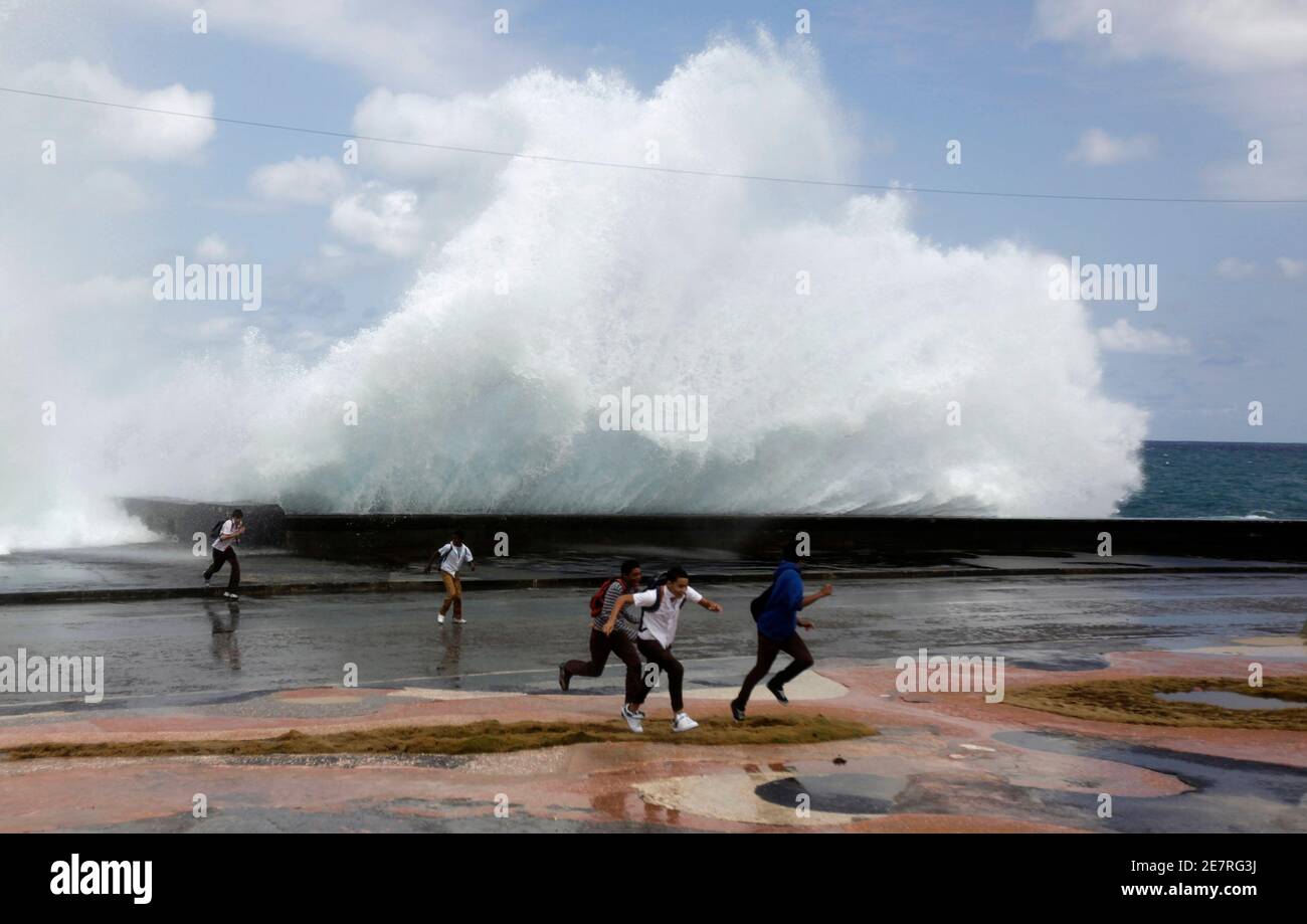 Studenten als Wellen auf Havannas Strandpromenade "El Malecon" 22. März 2010 ausgeführt.  REUTERS/Desmond Boylan (Kuba - Tags: Umwelt-Gesellschaft-Bilder des Tages) Stockfoto