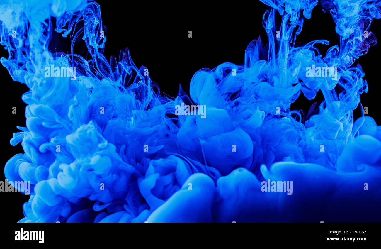 Abstrakte blaue Tinte im Wasser auf schwarzem Hintergrund Stockfoto