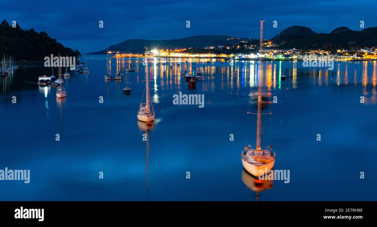 Die Mündung des Flusses Conwy, mit Deganwy auf der gegenüberliegenden Ufer, von Conwy im Oktober 2019 genommen. Stockfoto