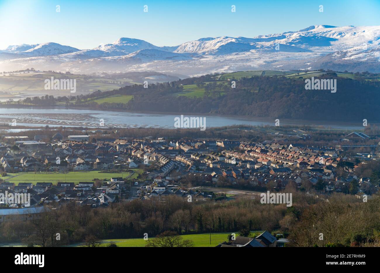 Die Mündung des Flusses Conwy, mit Tal Y Fan Mountain bedeckt mit Schnee und die Stadt Llandudno Junction im Vordergrund. Aufgenommen am 9. Januar 2021 Stockfoto