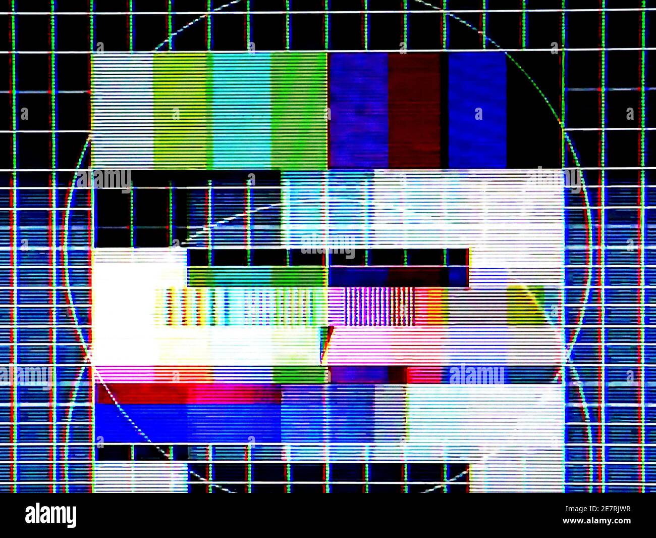 TV-Testmuster erzeugt von einem Monoskop mit Noise Glitch Effekt – Originalfoto von einem alten Fernseher Stockfoto