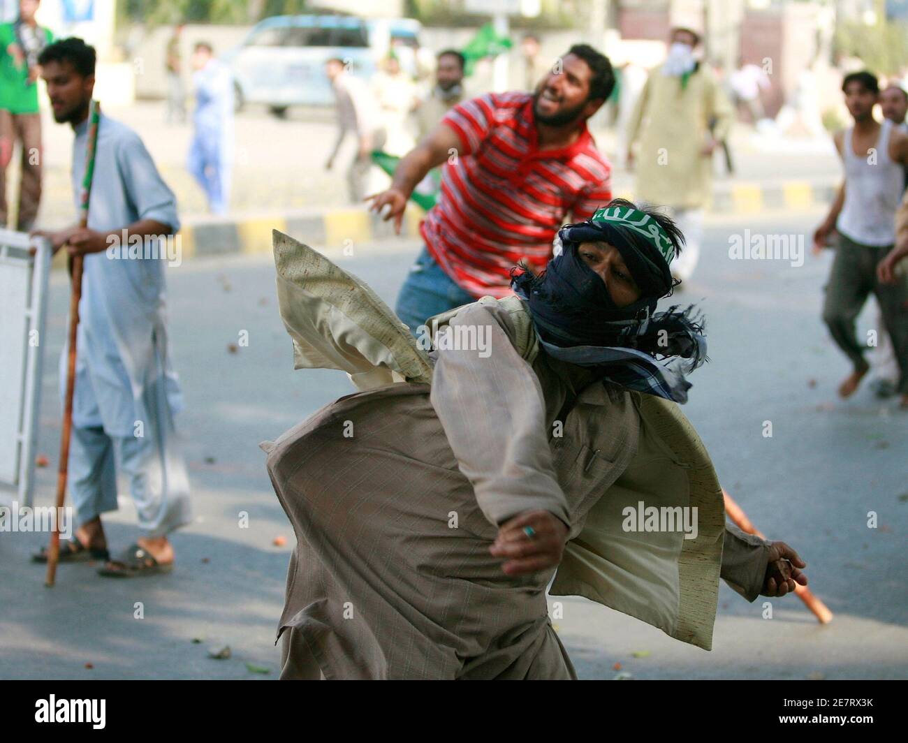 Demonstranten mit Steinen auf Polizisten während einer landesweiten Anti-Regierungs Protestmarsch in Lahore 15. März 2009 werfen. Pakistanische Demonstranten erkämpften Straßenschlachten mit der Polizei am Sonntag in einem Showdown, der neue Sorgen über die Stabilität in der Atom - angesprochen hat bewaffnet Verbündeter der USA.   REUTERS/Faisal Mahmood (PAKISTAN-Konflikt-Politik) Stockfoto