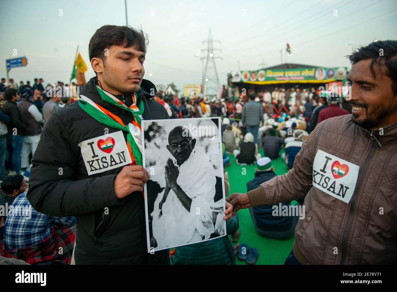 Ein Protestant, der während der Demonstration ein Porträt von Mahatma Gandhi hält.der Gewerkschaftsführer von Bhartiya kisan, Rakesh Tikait und die Bauern protestieren gegen die neuen Agrargesetze der Regierung.Farmer-Führer beobachteten ein eintägiges Fasten am Todestag von Mahatma Gandhi. Stockfoto