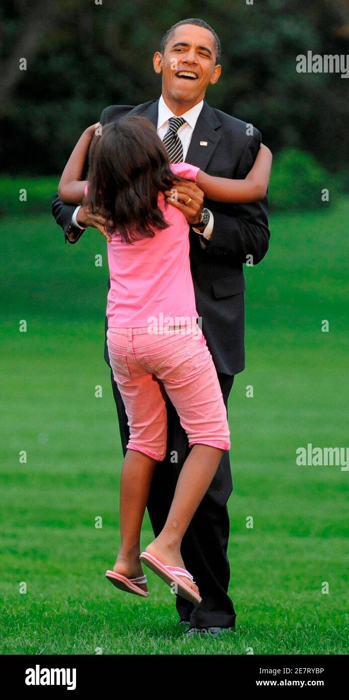 US-Präsident Barack Obama empfängt seine Tochter Sasha nach seiner Rückkehr in Washington nach einem Ausflug zum Ohio und Pennsylvania, wo er in wirtschaftliche teilgenommen, 15. September 2009 Rallyes. REUTERS/Mike Theiler (Vereinigte Staaten Politik) Stockfoto