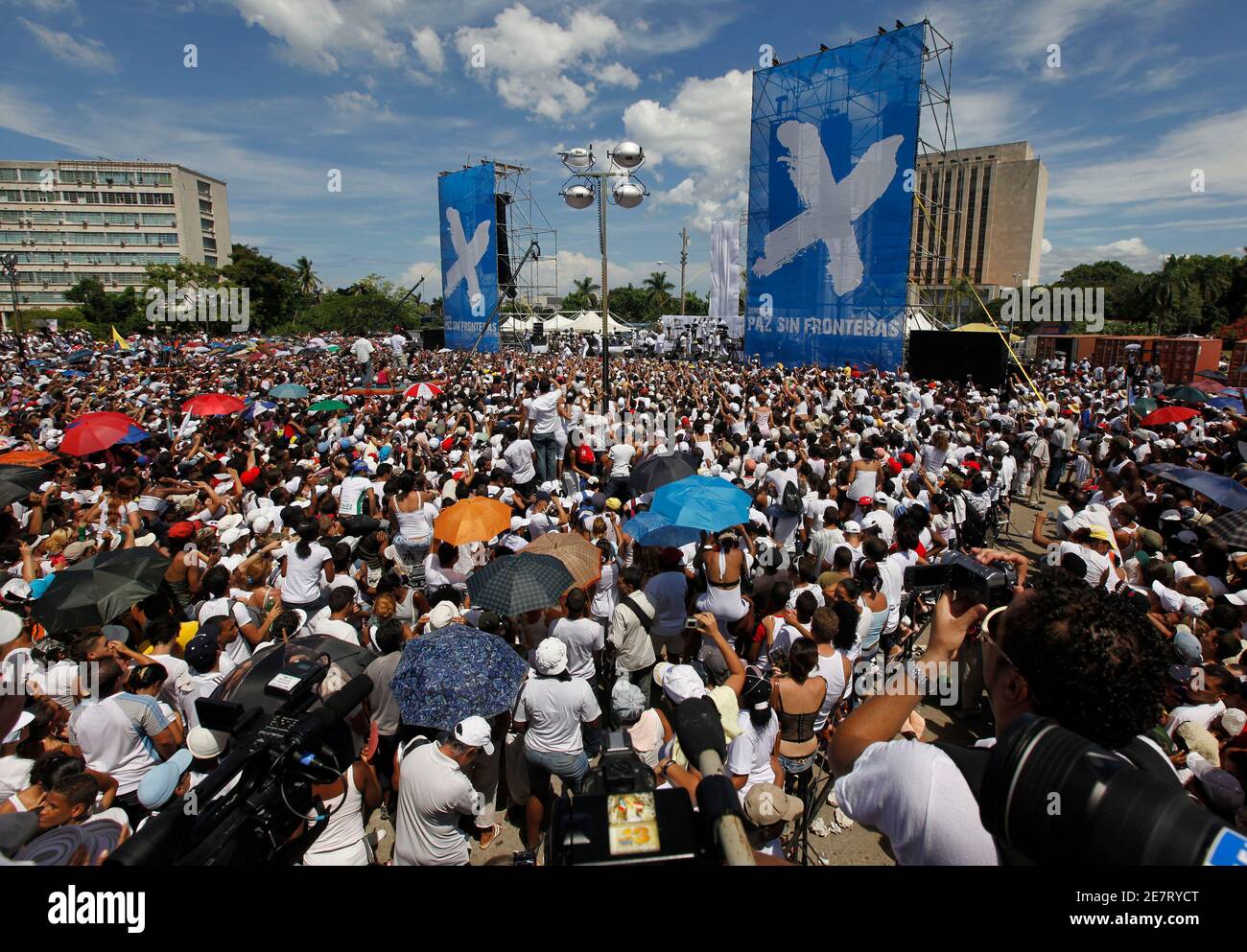 Fans sehen das "Frieden ohne Grenzen"-Konzert in Havannas Revolutionsplatz 20. September 2009. Kubaner wurden erwartet, füllen massive Revolutionsplatz Havannas am Sonntag für ein Konzert von kolumbianischen Sänger Juanes und ein Lineup von spanische Spitzenmusiker, die Hoffnung, dass Kunst tun kann, was Politik nicht hat – hier und in den Vereinigten Staaten Kubaner zusammenbringen. Die viel gepriesene Event wird live ein Fernseh-Publikum, einschließlich Zuschauer in Miami, das Herz des Zentrums gegen kommunistisch geführte Regierung Kubas und kubanischen Exil-Gemeinde gebeamt werden.   REUTERS/Desmond Boylan (Kuba EN Stockfoto