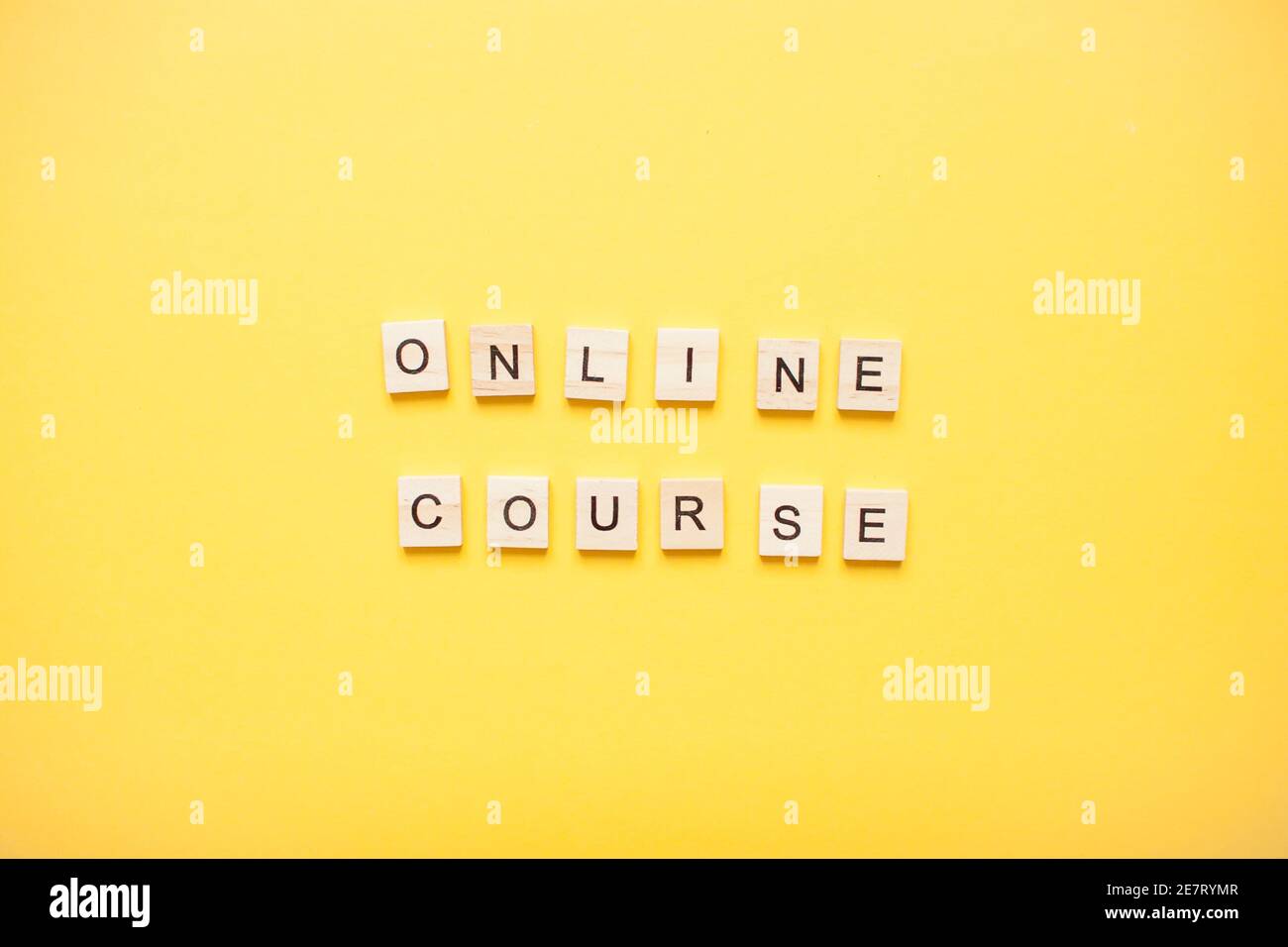 Phrase Online-Kurs aus Holzblöcken auf einem Licht gemacht Gelber Hintergrund Stockfoto
