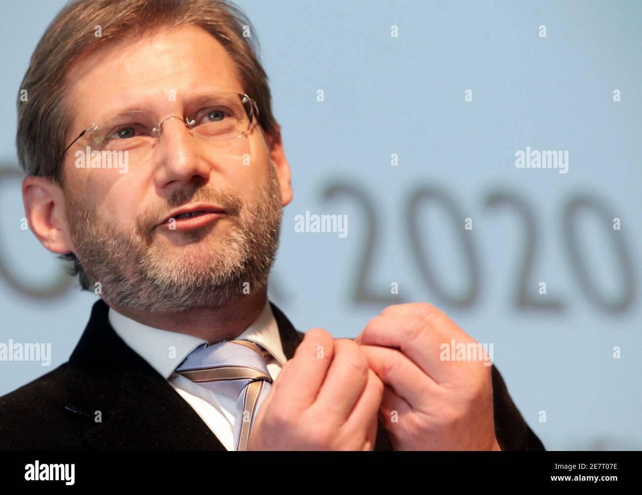 EU-kommissar Johannes Hahn zeigt eine Rede während der Veranstaltung "EU 2020: Die Zukunft der Lissabon-Strategie" (EU 2020: Die Zukunft der Lissabon-Strategie) in Wien am 22. März 2010. REUTERS/Herwig Prammer (ÖSTERREICH - Tags: POLITIK-KOPFSCHUSS) Stockfoto