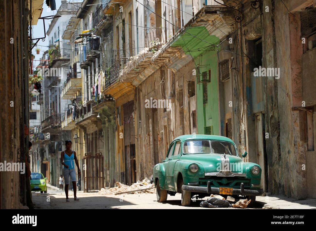 Eine Frau kommt in einer Straße von Havanna 31. Mai 2010. REUTERS/Desmond Boylan (Kuba - Tags: Gesellschaft Stadtbild Reisen) Stockfoto