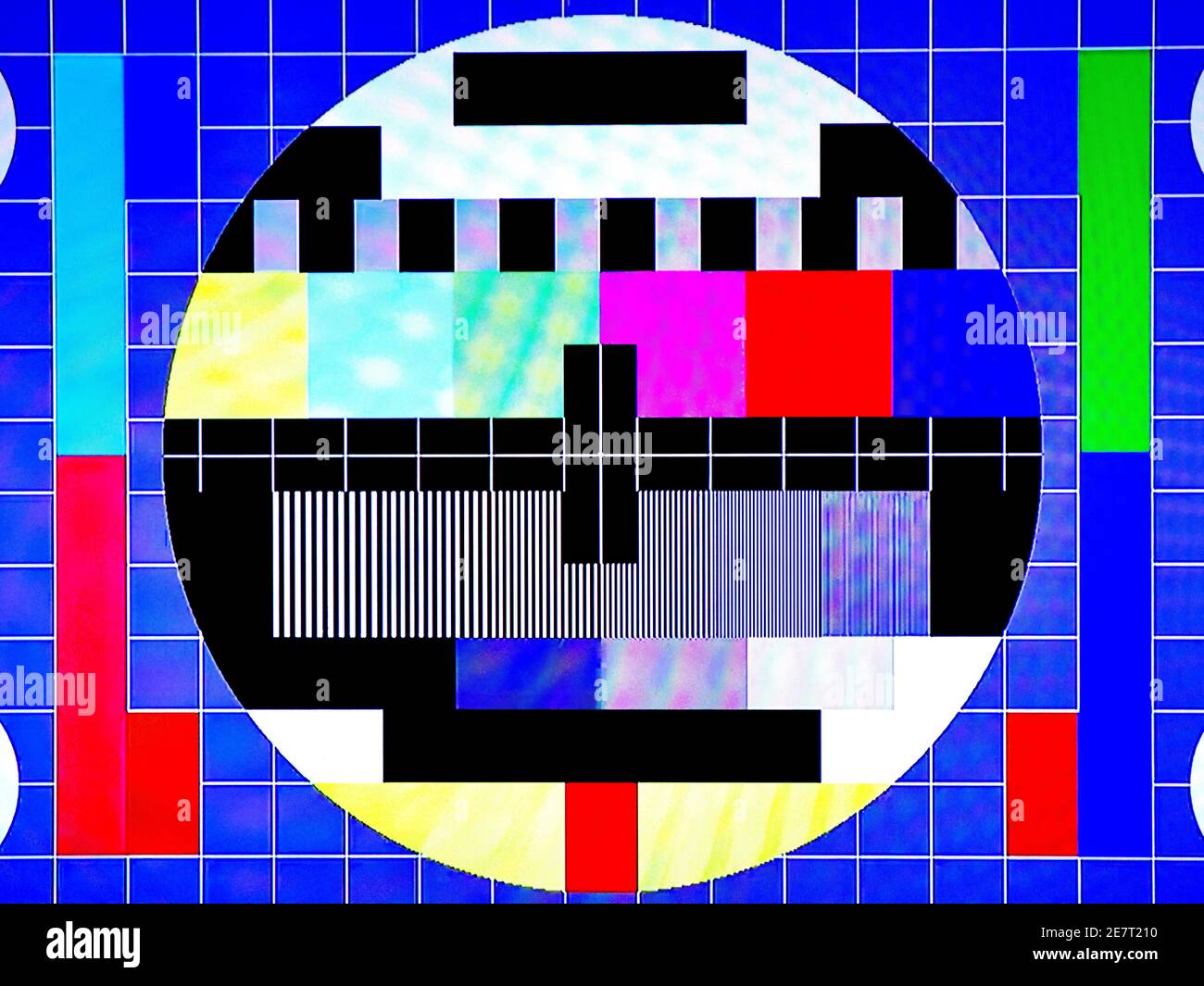 TV-Testmuster erzeugt von einem Monoskop mit Noise Glitch Effekt –  Originalfoto von einem alten Fernseher Stockfotografie - Alamy