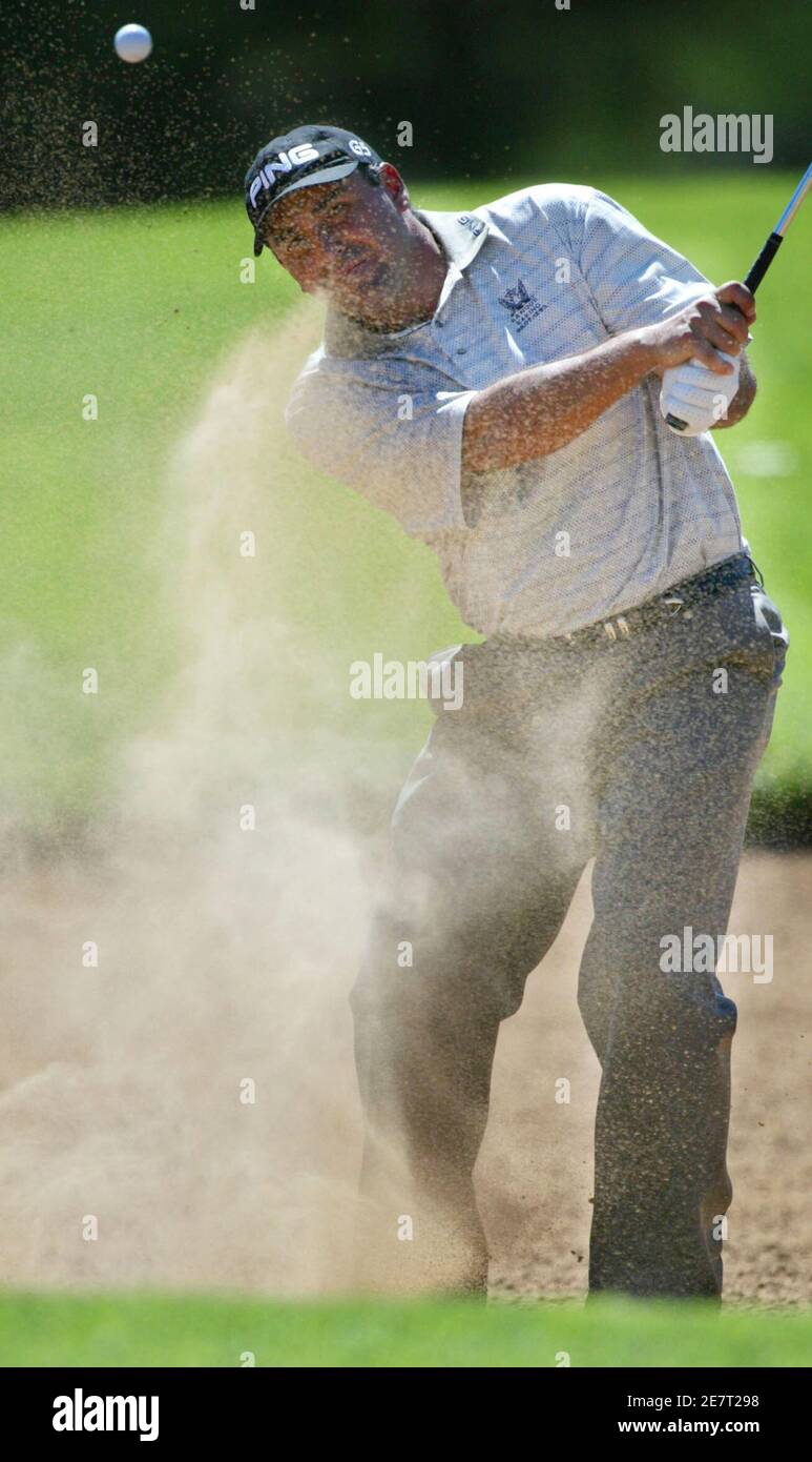 Argentiniens Angel Cabrera spielt einen Schuss aus einem Bunker am 12. Loch während der dritten Runde der $ 4 Millionen Sun City Golf Challenge in Sun City, westlich von Johannesburg in Südafrika 3. Dezember 2005. REUTERS/Juda Ngwenya Stockfoto