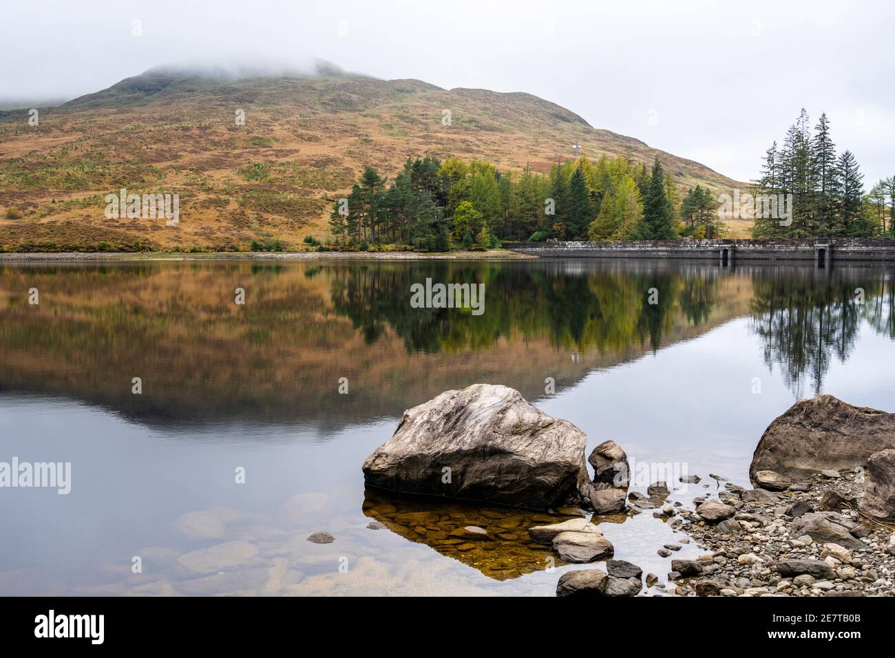 Blick über Loch Arklet zum Loch Arklet Damm in den Trossachs, Schottland, Großbritannien Stockfoto