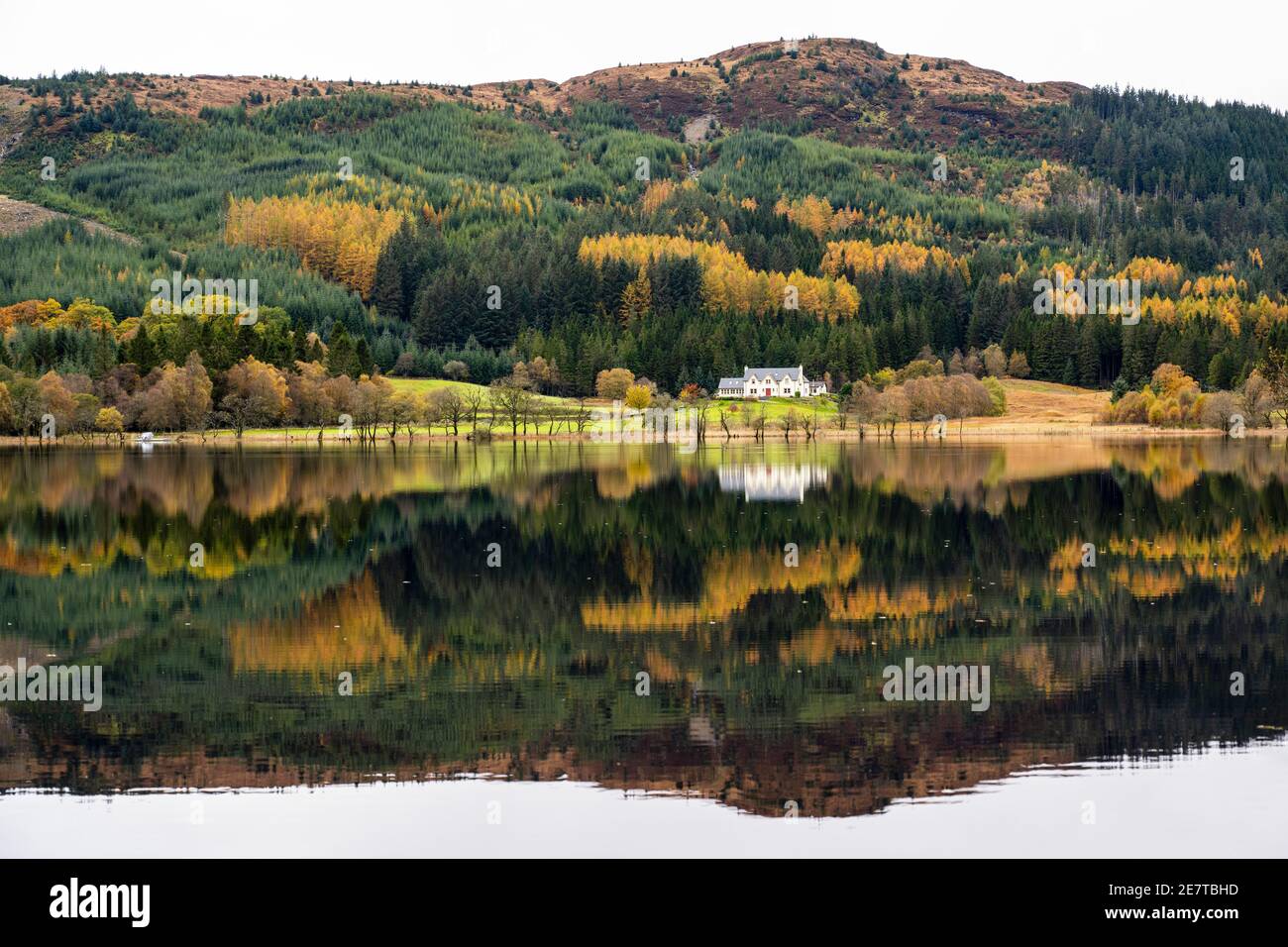 Gespiegelte Herbstreflexionen über Loch Chon in den Trossachs, Schottland, Großbritannien Stockfoto