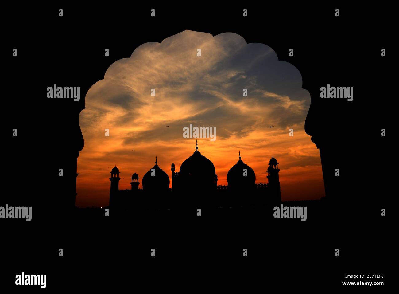 Eine attraktive signifikante atemberaubende Aussicht auf die Wolken schweben auf Der Himmel über der historischen Badshahi Moschee während des Sonnenuntergangs in Lahore Stockfoto