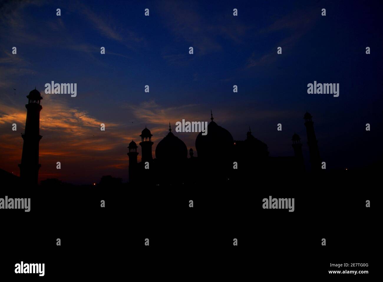 Eine attraktive signifikante atemberaubende Aussicht auf die Wolken schweben auf Der Himmel über der historischen Badshahi Moschee während des Sonnenuntergangs in Lahore Stockfoto