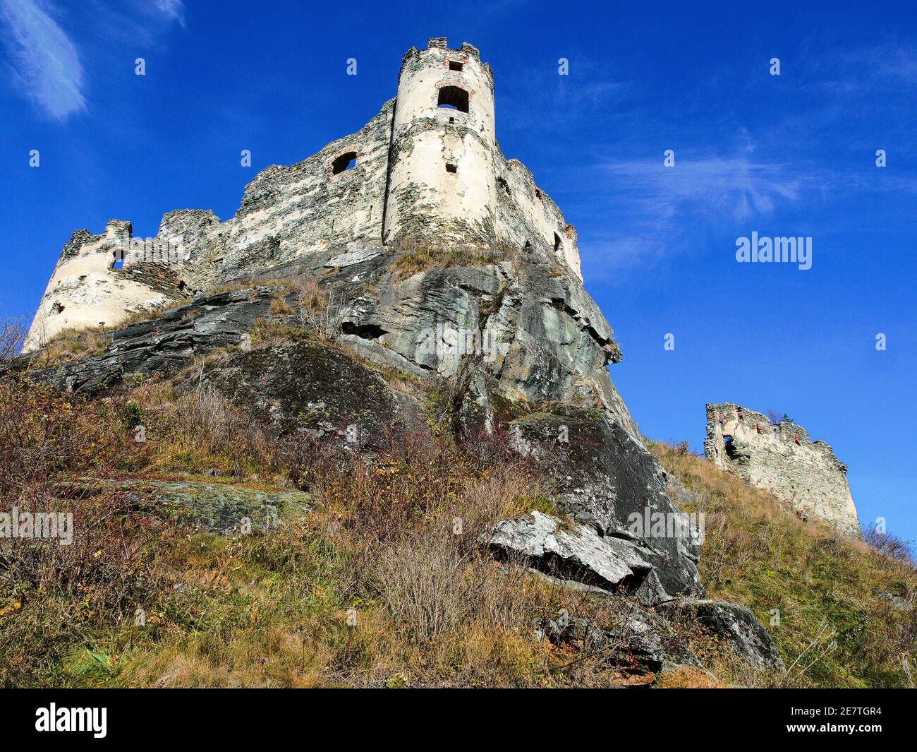Die Ruinen von Schloss Steinschloss auf blauem Himmel Hintergrund. Obersteiermark in Österreich, Oktober 2017. Horizontale Aufnahme. Stockfoto