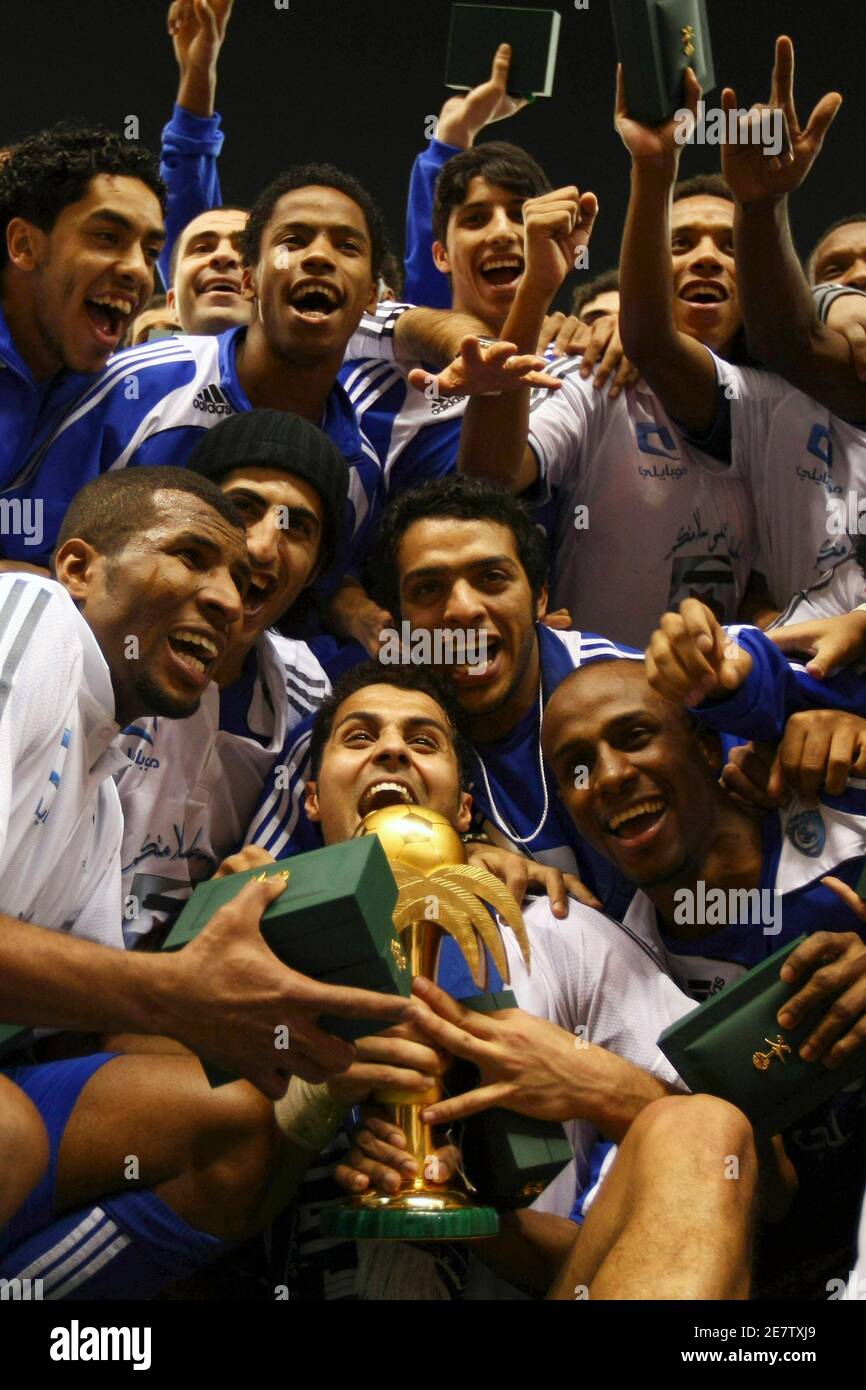 Al Hilal Spieler feiern mit den Saudi Crown Prince Cup Trophäe nach ihrem Sieg über Al Shabab in das letzte Fußballspiel in Riad 27. Februar 2009. REUTERS/Fahad Shadeed (SAUDI Arabien) Stockfoto
