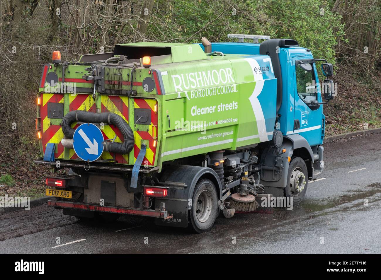 Road Kehrmaschine Fahrzeug im Besitz von Rushmoor Borough Council Reinigung Straßen in Hampshire, Großbritannien Stockfoto