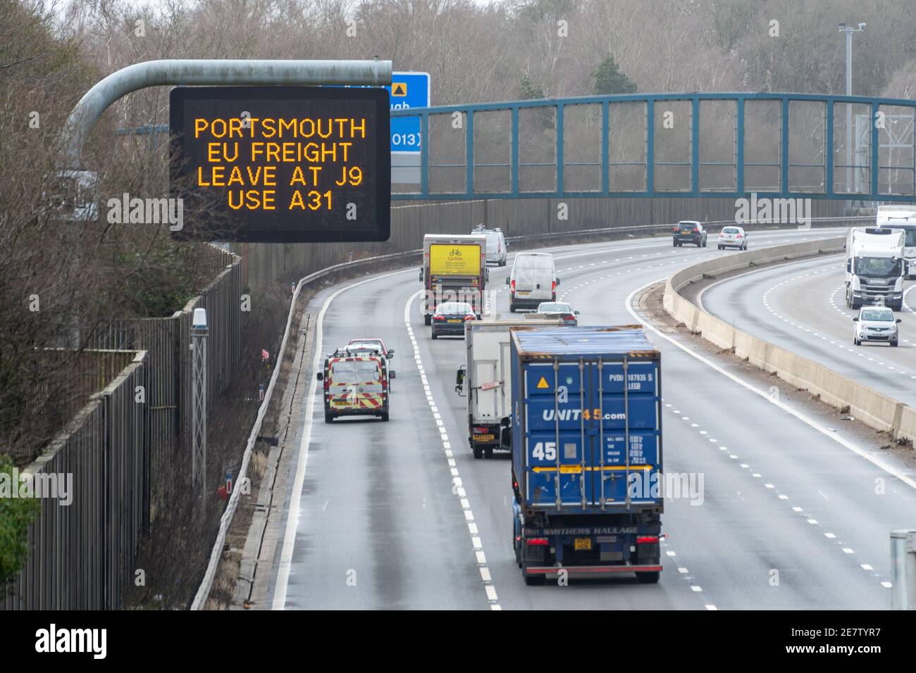 M3 Autobahnschild, Portsmouth EU Frachten verlassen bei J9 A31, Richtungen für LKW Richtung Europa nach dem Brexit, Januar 2021 England Großbritannien Stockfoto