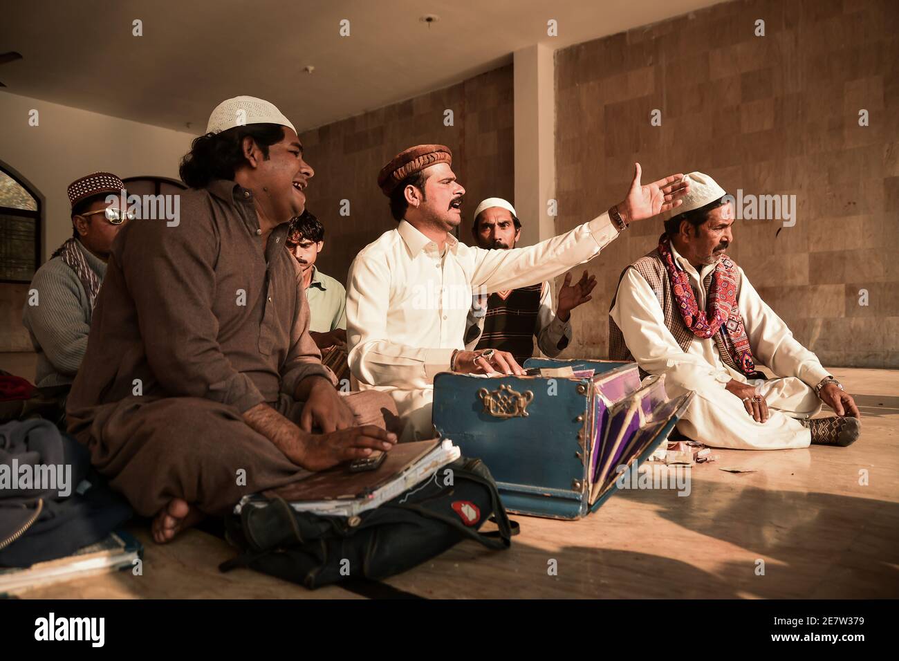 Pakistanische Volksmusiker, die live Qawali im Baba Bulleh Shah-Schrein Kasur, Punjab, aufführen Stockfoto