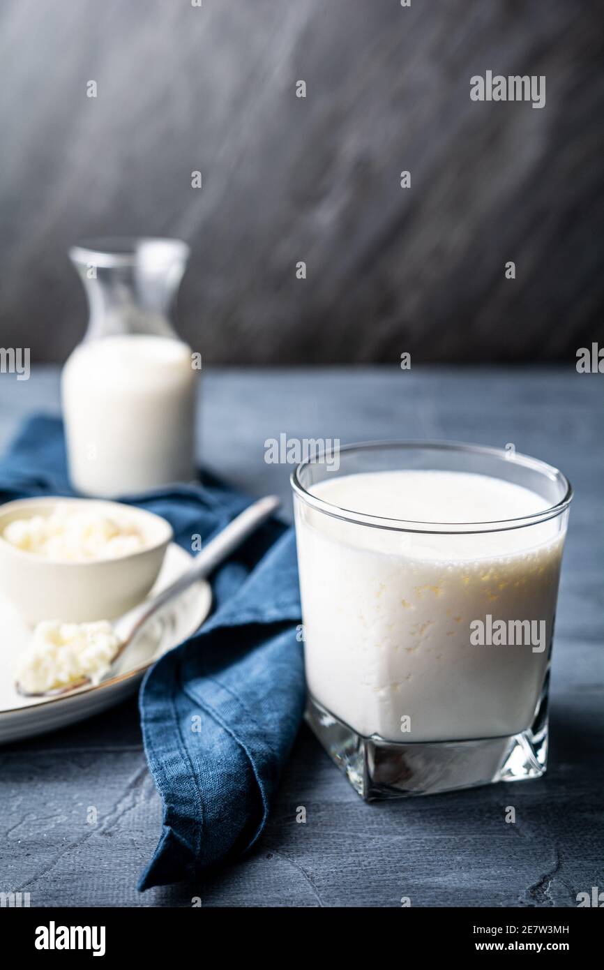 Hausgemachte gesunde fermentierte probiotische Getränk für die Verdauung und Darmgesundheit, Kefir in einem Glas mit Milch Kefir Körner mit Kopierraum Stockfoto