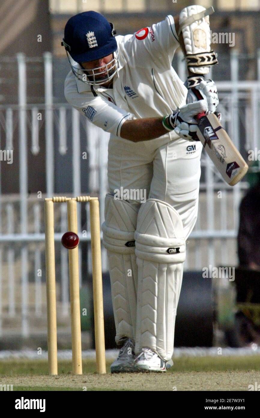 Englands Kapitän Micheal Vaughan spielt einen kurzen gegen Pakistan Cricket Board (PCB) Patron XI am Eröffnungstag von ihrem drei-Tage-Spiel in Rawalpindi 31. Oktober 2005. REUTERS/Faisal Mahmood Stockfoto