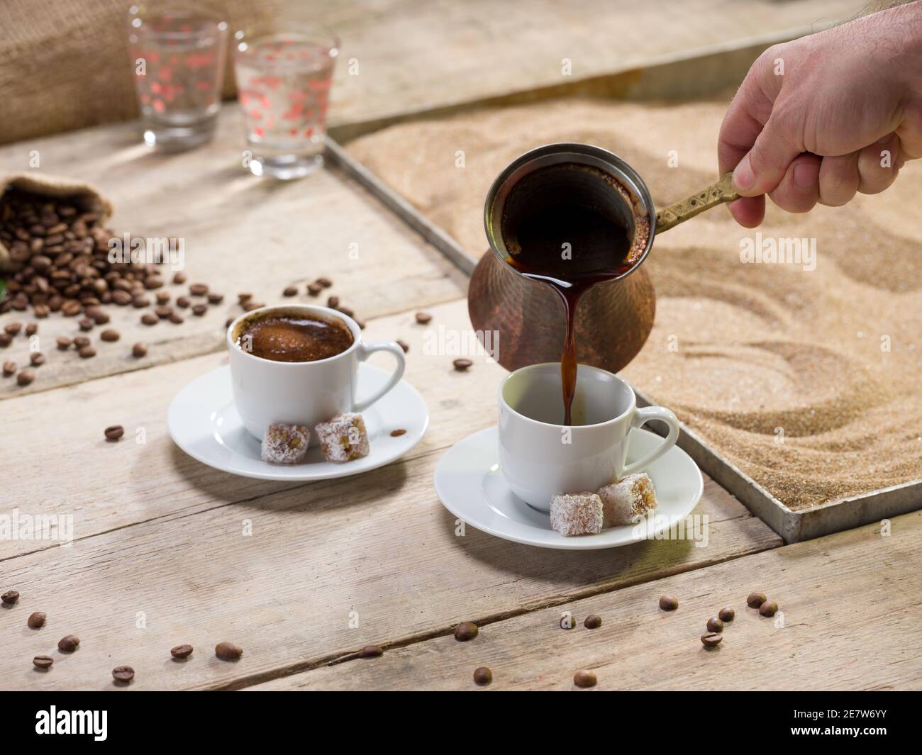 Traditioneller türkischer Kaffee. Kochmethode in heißem Sand. Stockfoto