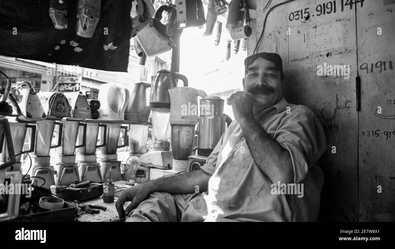 Porträt eines alten Mannes, der in der Zeit vor der Unabhängigkeit arbeitete Geschäfte im Old Rawalpindi androon Basar Stockfoto