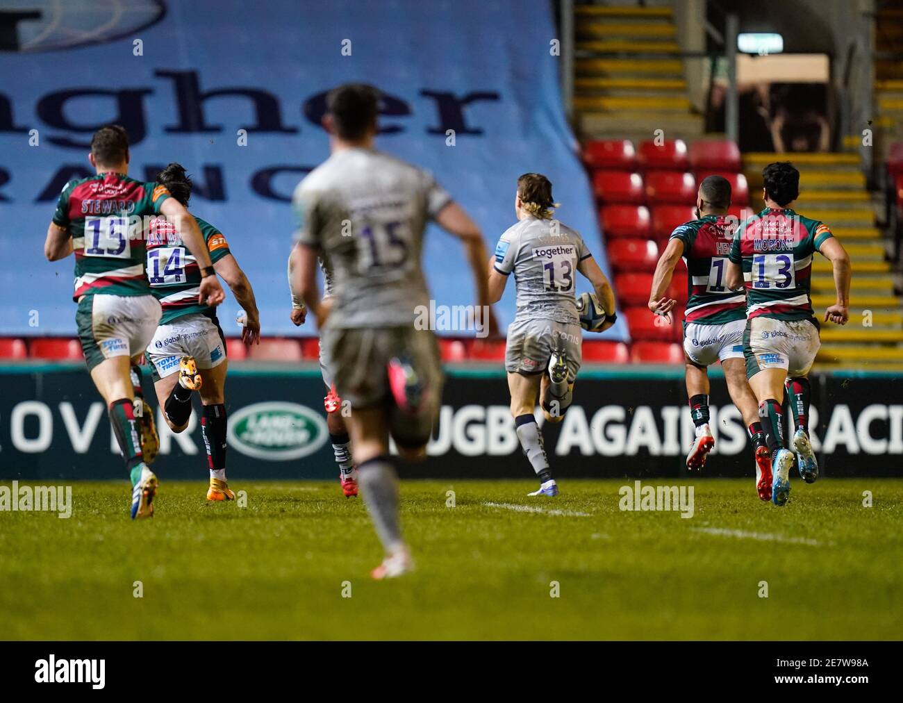 Sale Sharks Center Sam James rast zu den Leicester Tigers Versuchen Sie es mit Line, um einen Abfangen zu erzielen. Versuchen Sie es während eines Gallaghers Premiership Runde 7 Rugby Uni Stockfoto