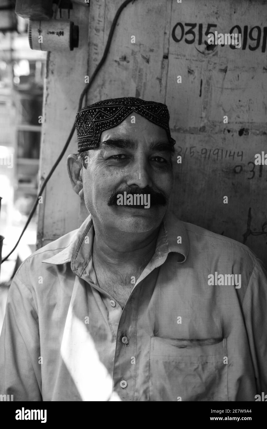 Porträt eines alten Mannes, der in der Zeit vor der Unabhängigkeit arbeitete Geschäfte im Old Rawalpindi androon Basar Stockfoto