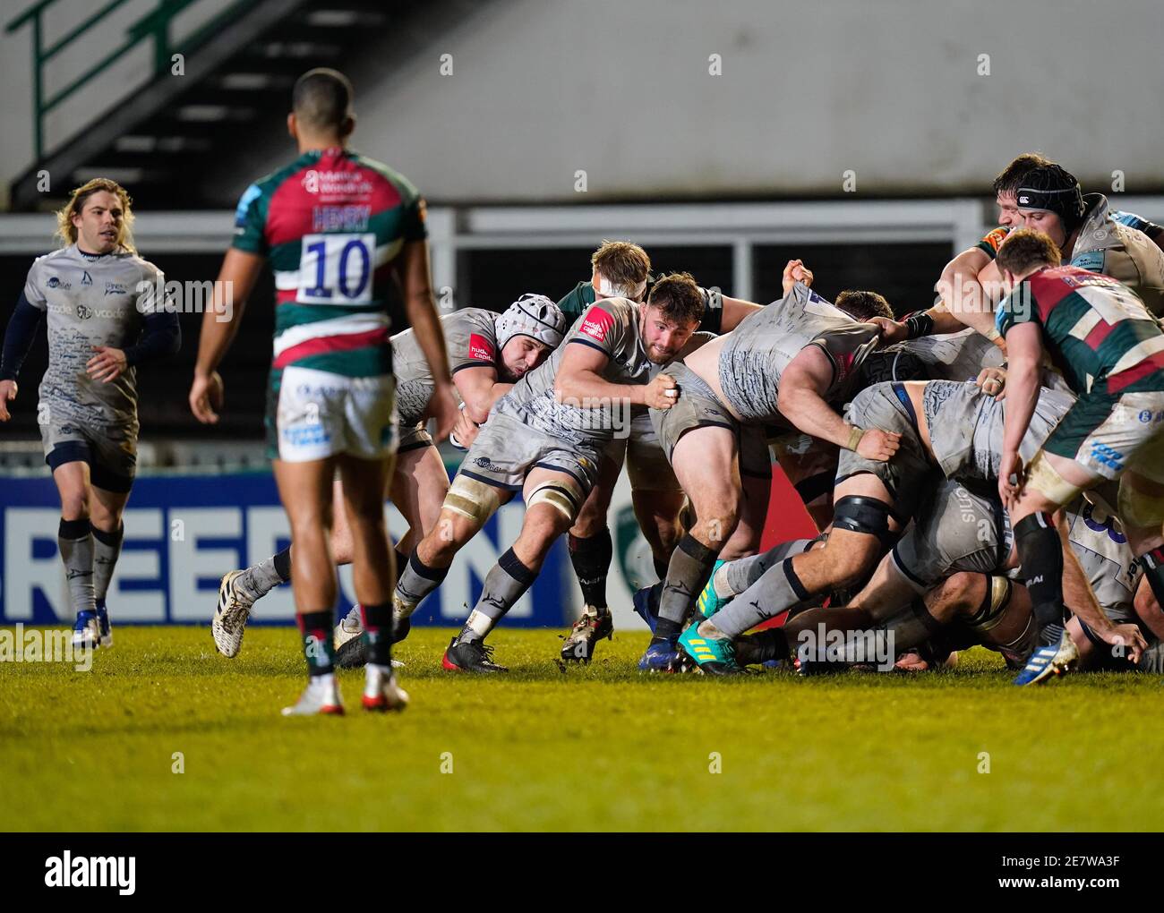 Sale Sharks Curtis Langdon und Flanker Sam Dugdale Rollen den Rücken eines Maul während eines Gallagher Premiership Runde 7 Rugby Union Spiel, Freitag, Jan. Stockfoto