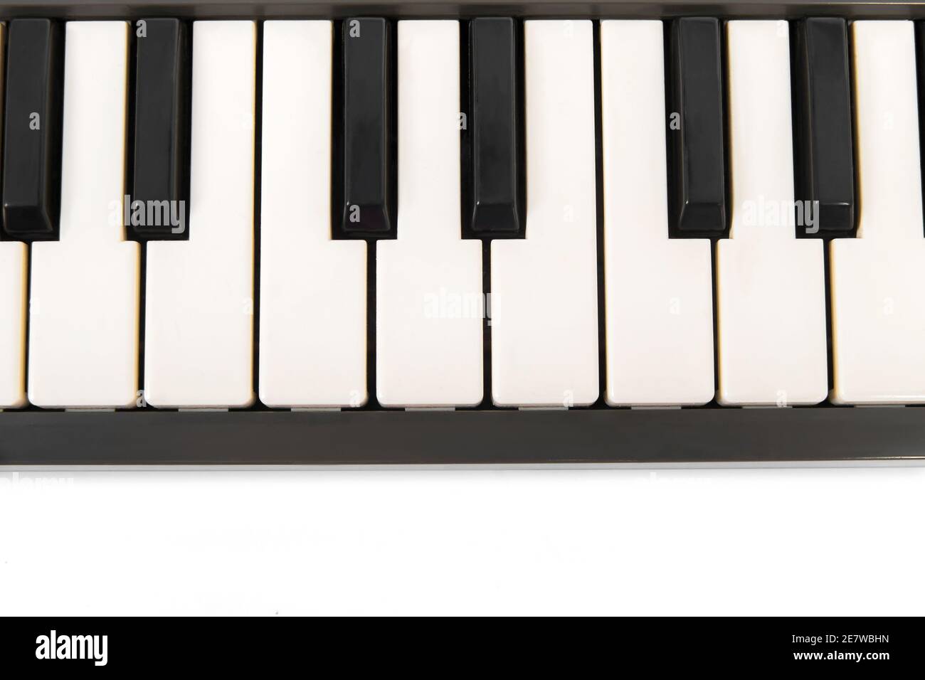 Nahaufnahme der Tasten einer elektronischen Klaviertastatur auf weißem Hintergrund isoliert. Stockfoto